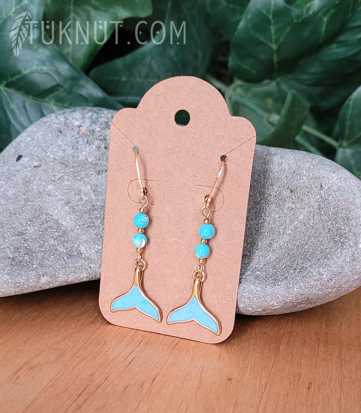 Boucles d'oreilles (à levier) d'inspiration autochtone avec pendentif (queue de baleine) en acier inoxydable avec turquoise (couleurs : bleu et or) TUKNUT