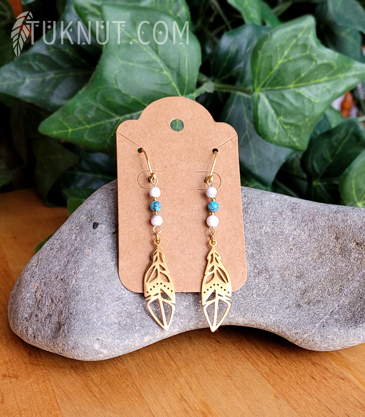 Boucles d'oreilles (à levier) d'inspiration autochtone avec pendentifs (Plume) en acier inoxydable avec howlite et turquoise (couleurs : blanc, turquoise et or) TUKNUT