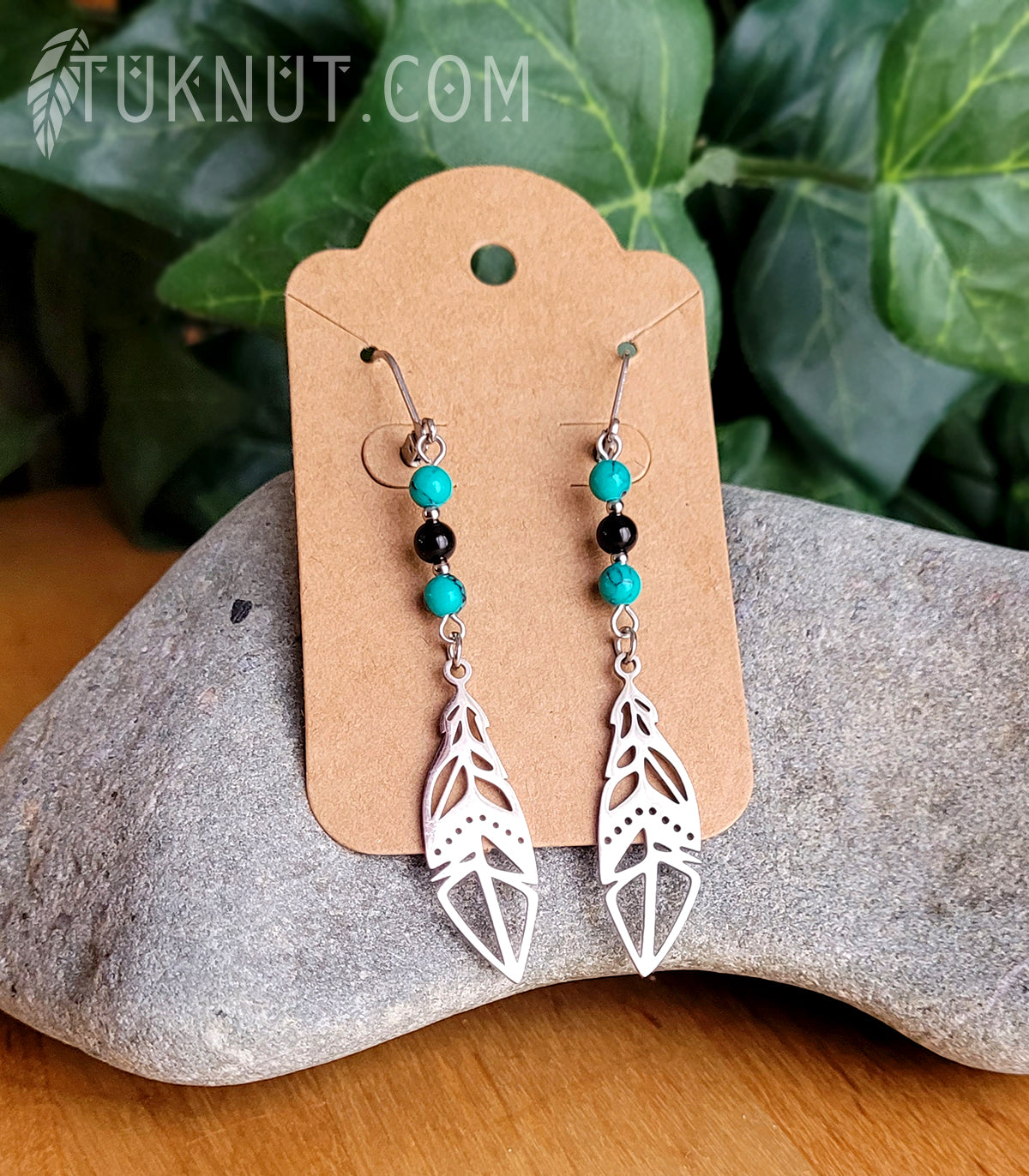 Boucles d'oreilles (à levier) d'inspiration autochtone avec pendentifs (Plume) en acier inoxydable avec turquoise et onyx (couleurs : turquoise, noir et argent) TUKNUT