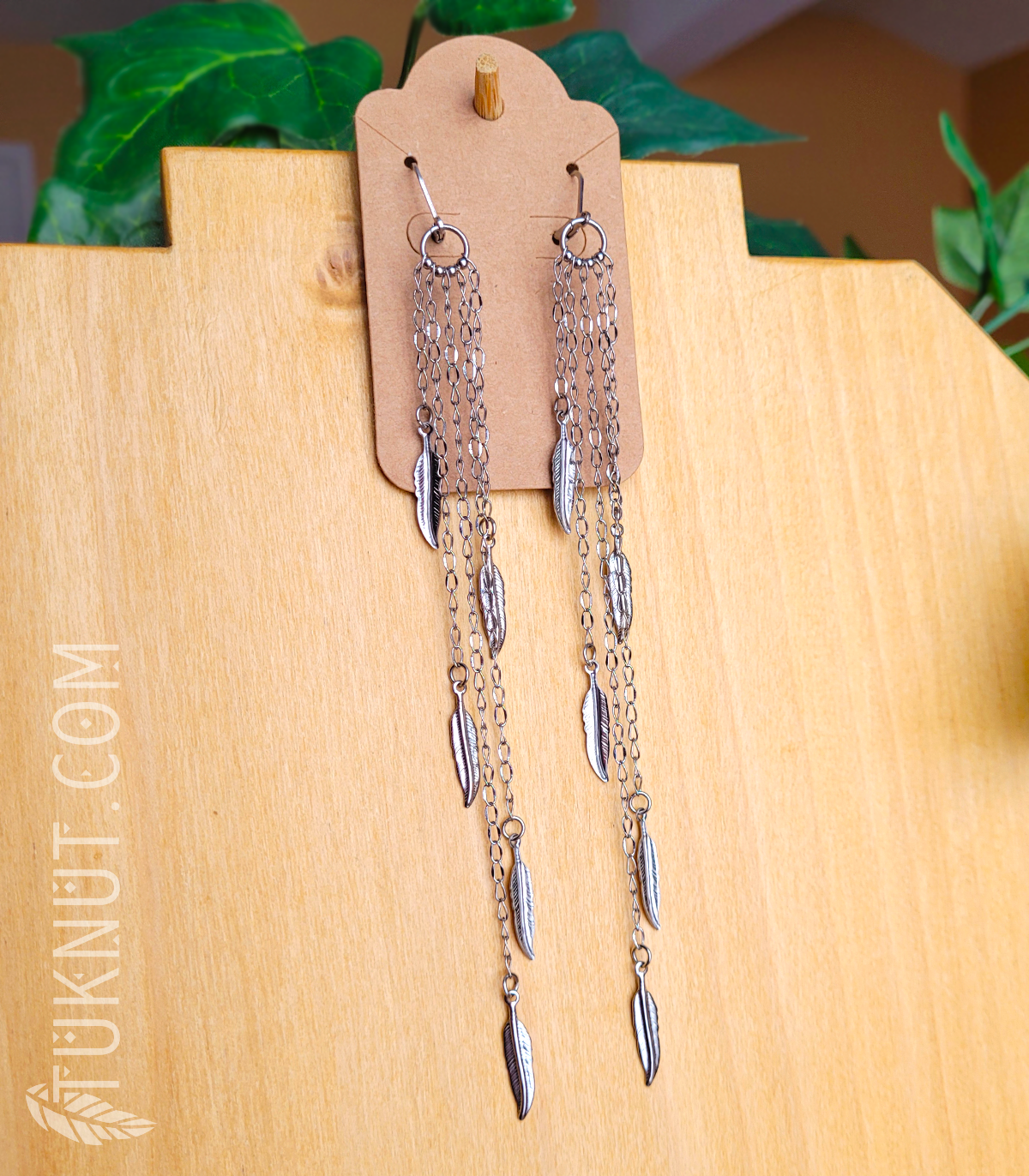 Longues boucles d'oreilles (à levier) d'inspiration autochtone. 5 chaînes de longueur différentes avec pendentifs (Plume) en acier inoxydable (couleur : argent) TUKNUT