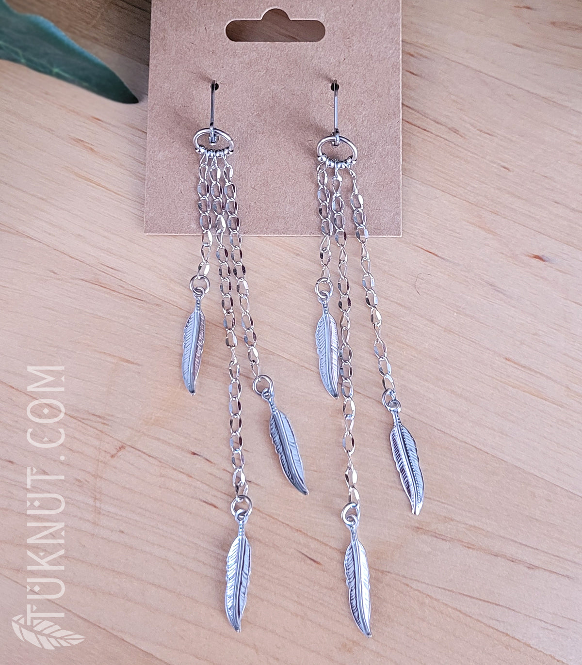 Longues boucles d'oreilles (à levier) d'inspiration autochtone. 5 chaînes de longueur différentes avec pendentifs (Plume) en acier inoxydable (couleur : argent) TUKNUT