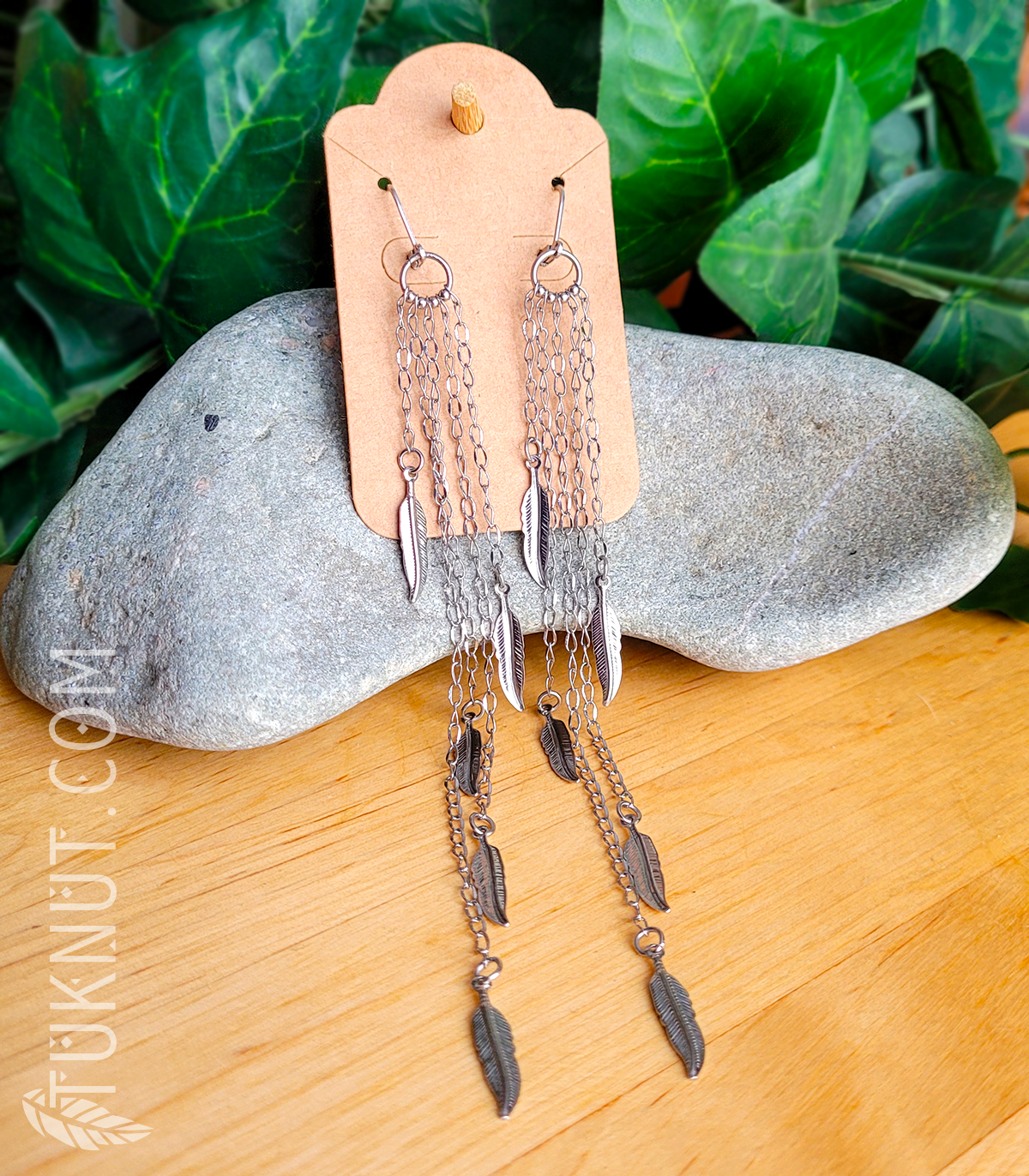 Longues boucles d'oreilles (à levier) d'inspiration autochtone. 5 chaînes de longueur différentes avec pendentifs (Plume) en acier inoxydable (couleur : argent) TUKNUT