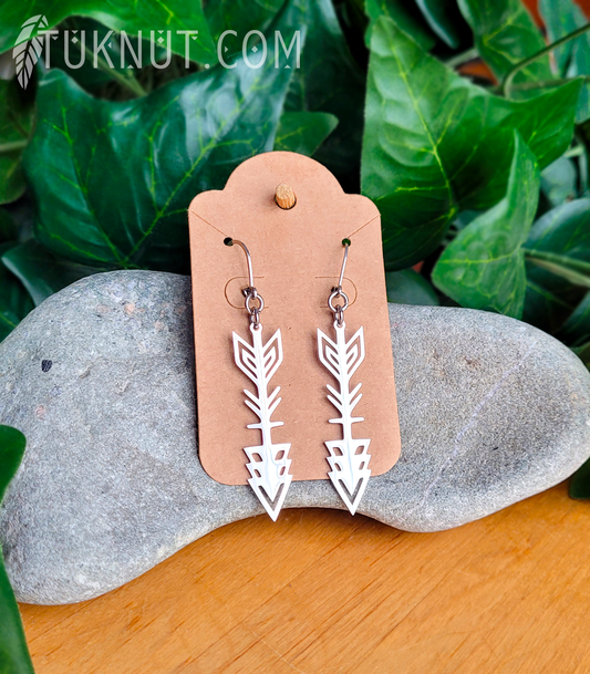 Boucles d'oreilles (à levier) d'inspiration autochtone; avec pendentifs (Flèche) en acier inoxydable (couleur : argent) TUKNUT