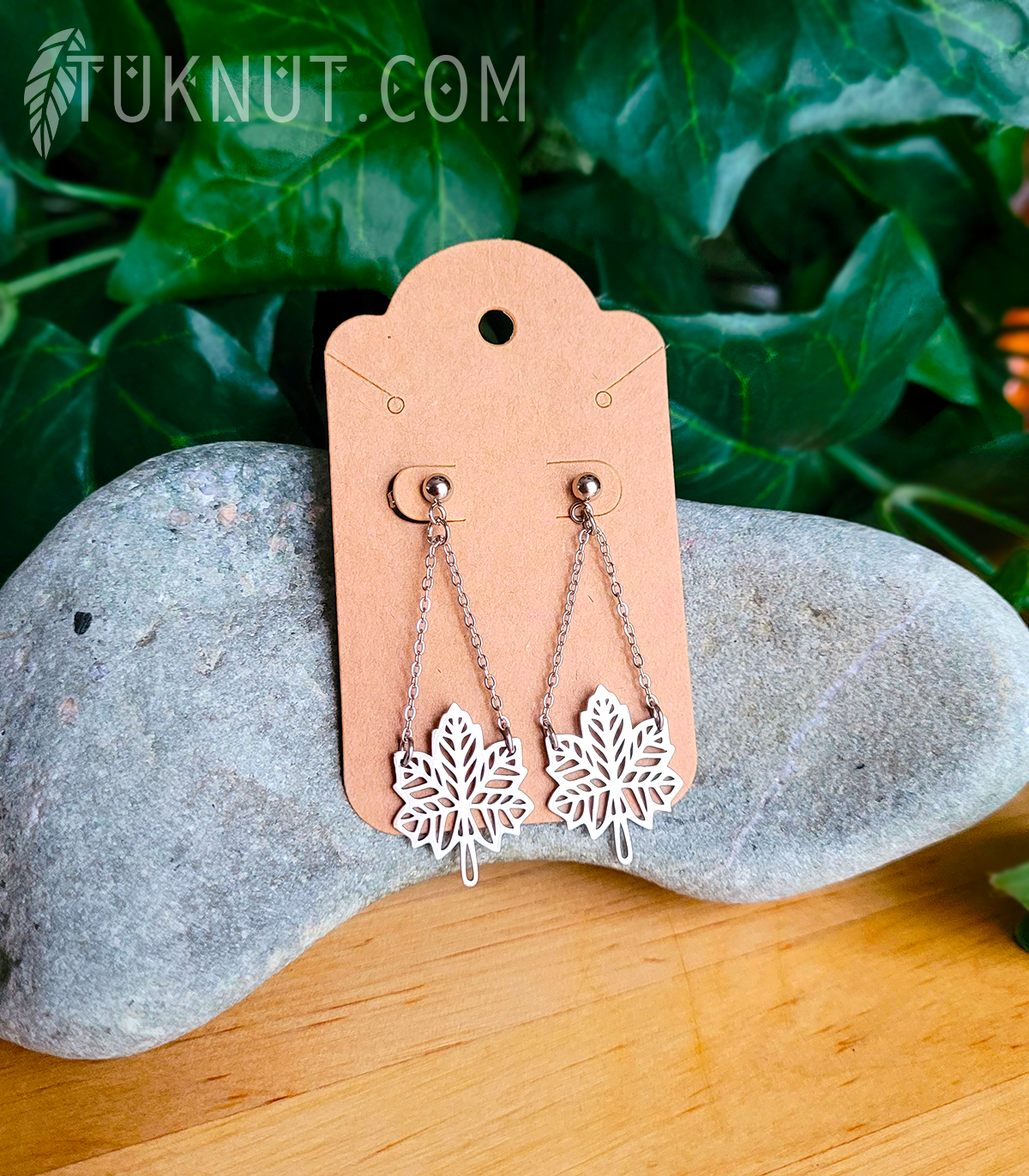 Boucles d'oreilles (tiges et papillons) d'inspiration autochtone; avec breloques (Feuille d'érable) suspendues sur une petite chaîne en acier inoxydable (choix de couleurs : argent ou or) TUKNUT