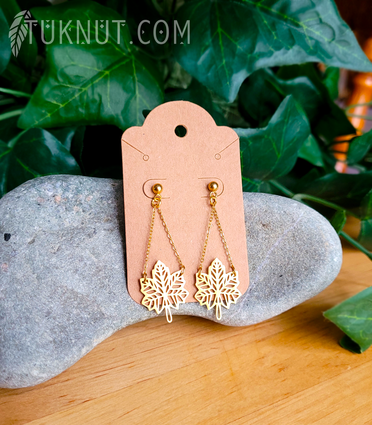 Boucles d'oreilles (tiges et papillons) d'inspiration autochtone; avec breloques (Feuille d'érable) suspendues sur une petite chaîne en acier inoxydable (choix de couleurs : argent ou or) TUKNUT