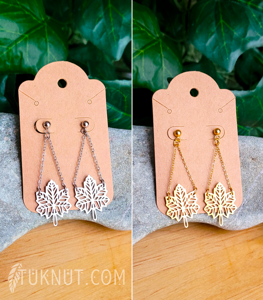 Boucles d'oreilles (tiges et papillons) d'inspiration autochtone; avec breloques (Feuille d'érable) suspendues sur une petite chaîne en acier inoxydable (choix de couleurs : argent ou or) TUKNUT