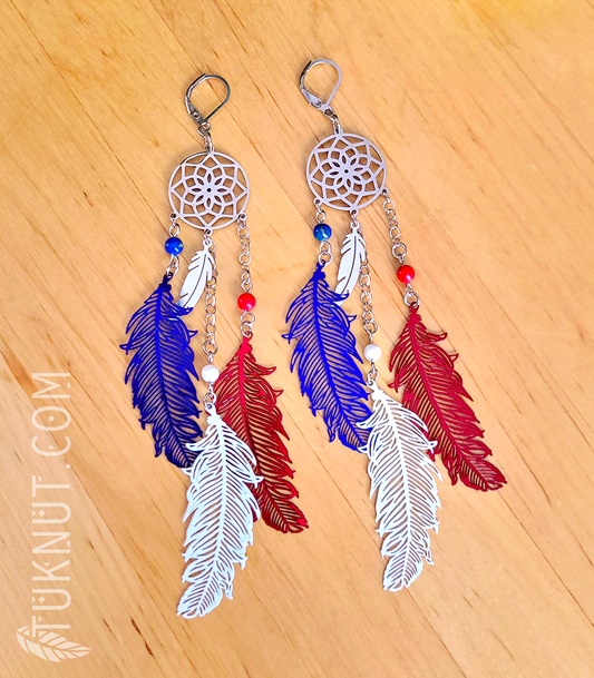 Boucles d'oreilles (à levier) d'inspiration autochtone avec pendentifs (Capteur de rêves et Plumes) en acier inoxydable avec turquoise et howlite (couleurs : argent, bleu, blanc et rouge) TUKNUT