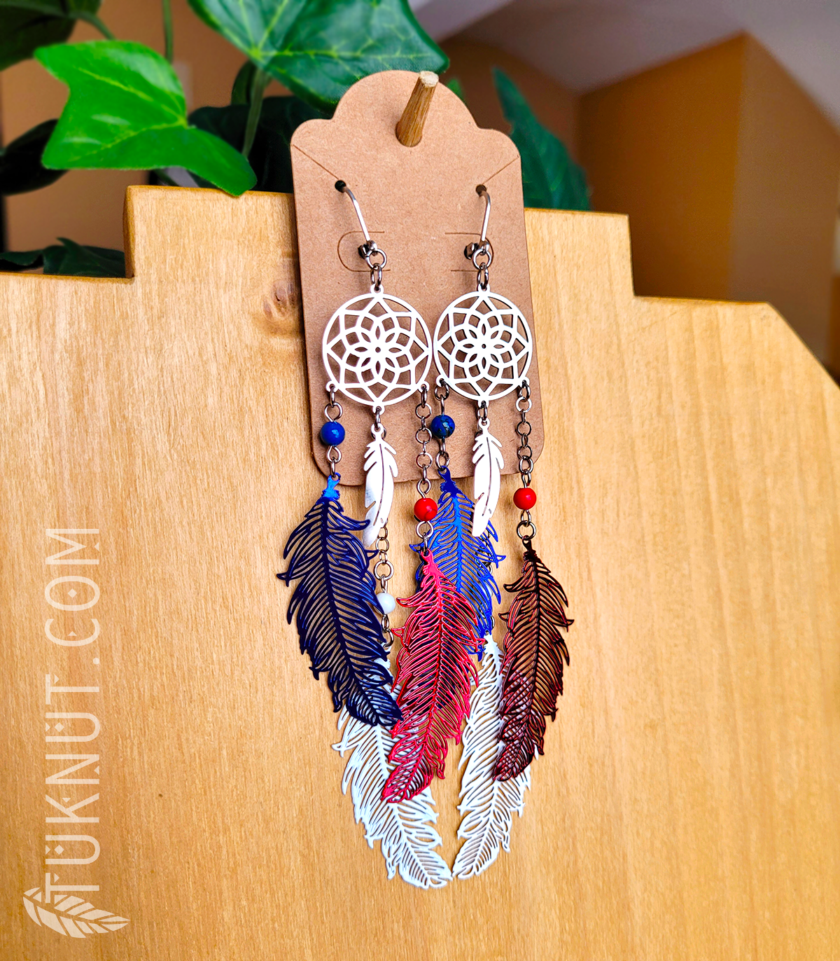 Boucles d'oreilles (à levier) d'inspiration autochtone avec pendentifs (Capteur de rêves et Plumes) en acier inoxydable avec turquoise et howlite (couleurs : argent, bleu, blanc et rouge) TUKNUT