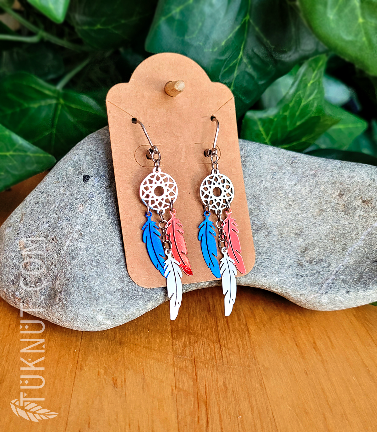 Boucles d'oreilles (à levier) d'inspiration autochtone avec pendentifs (Capteur de rêves et Plumes) en acier inoxydable (couleurs : argent, bleu, blanc et rouge) TUKNUT