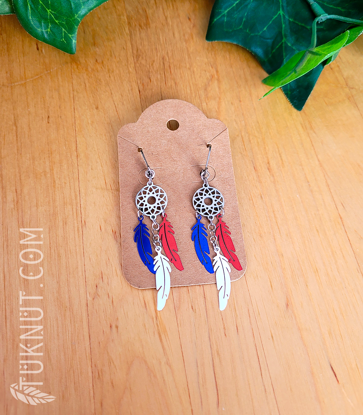 Boucles d'oreilles (à levier) d'inspiration autochtone avec pendentifs (Capteur de rêves et Plumes) en acier inoxydable (couleurs : argent, bleu, blanc et rouge) TUKNUT
