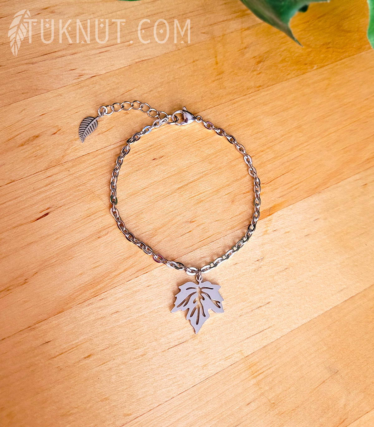 Bracelet d'inspiration autochtone avec breloques (Feuille d'érable) et (Feuille • au bout de la rallonge) en acier inoxydable (couleur : argent) TUKNUT