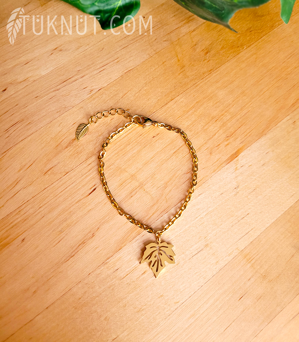 Bracelet d'inspiration autochtone avec breloques (Feuille d'érable) et (Feuille • au bout de la rallonge) en acier inoxydable (couleur : or) TUKNUT