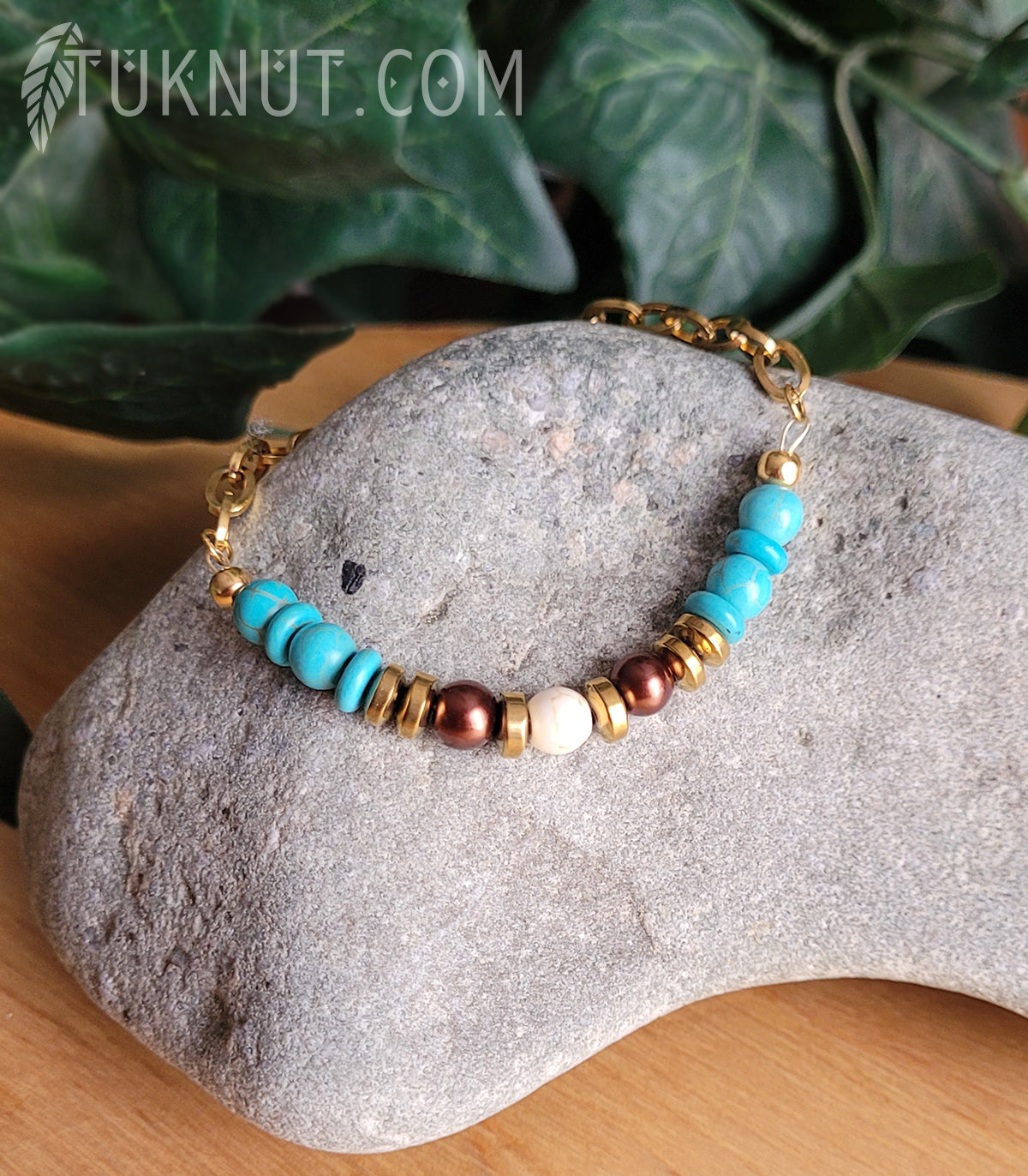 Bracelet d'inspiration autochtone avec turquoise, hématite, verre et chaîne en acier inoxydable (couleurs : turquoise, beige, brun et or) TUKNUT