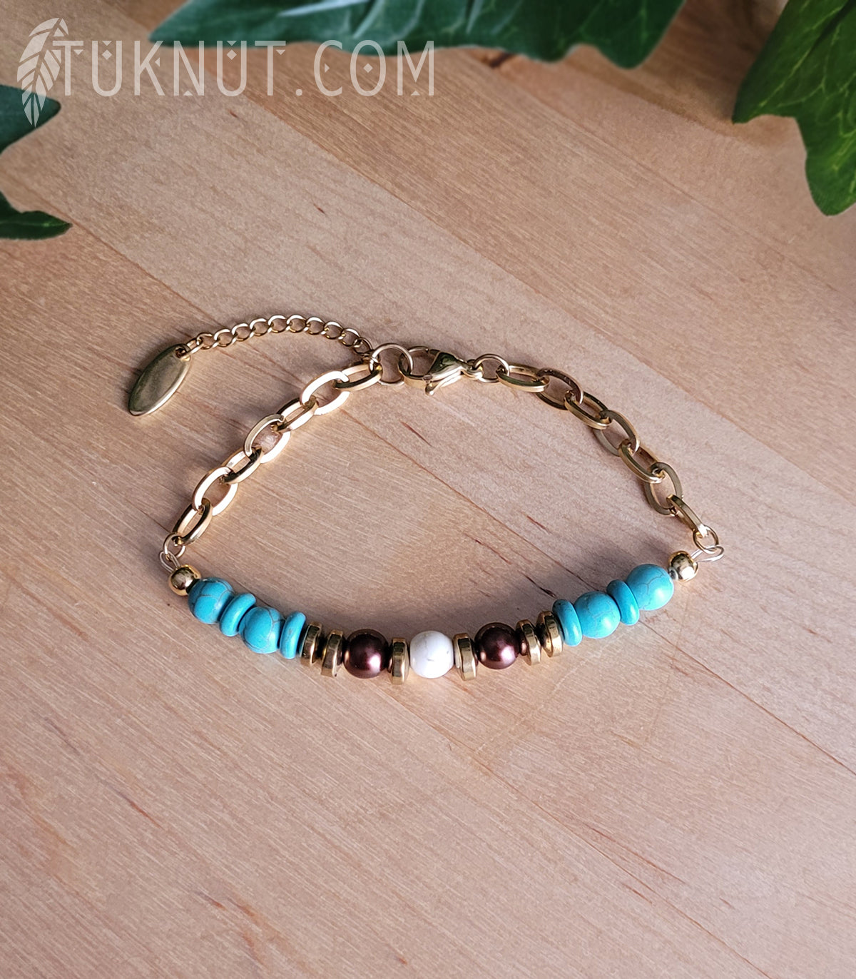 Bracelet d'inspiration autochtone avec turquoise, hématite, verre et chaîne en acier inoxydable (couleurs : turquoise, beige, brun et or) TUKNUT