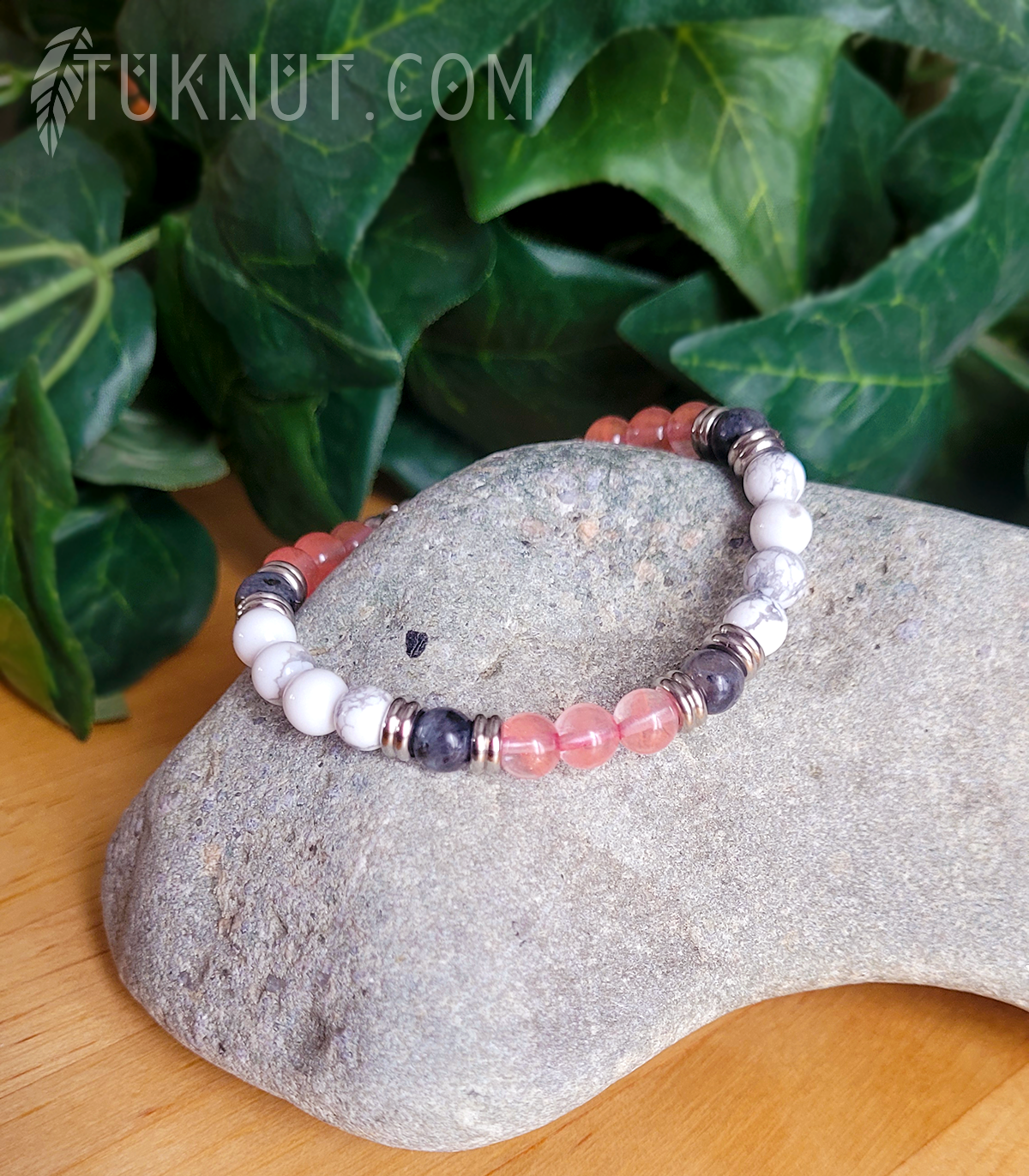 Bracelet d'inspiration autochtone avec quartz cerise, howlite, labradorite et breloque (feuille) en acier inoxydable (couleurs : rose foncé, blanc, gris foncé et argent) TUKNUT