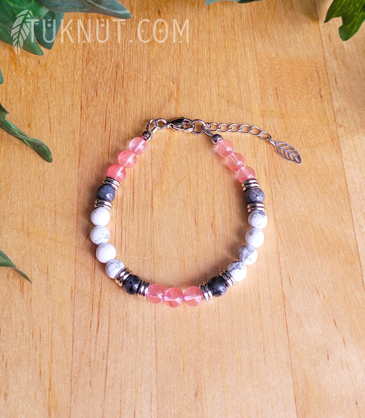 Bracelet d'inspiration autochtone avec quartz cerise, howlite, labradorite et breloque (feuille) en acier inoxydable (couleurs : rose foncé, blanc, gris foncé et argent) TUKNUT