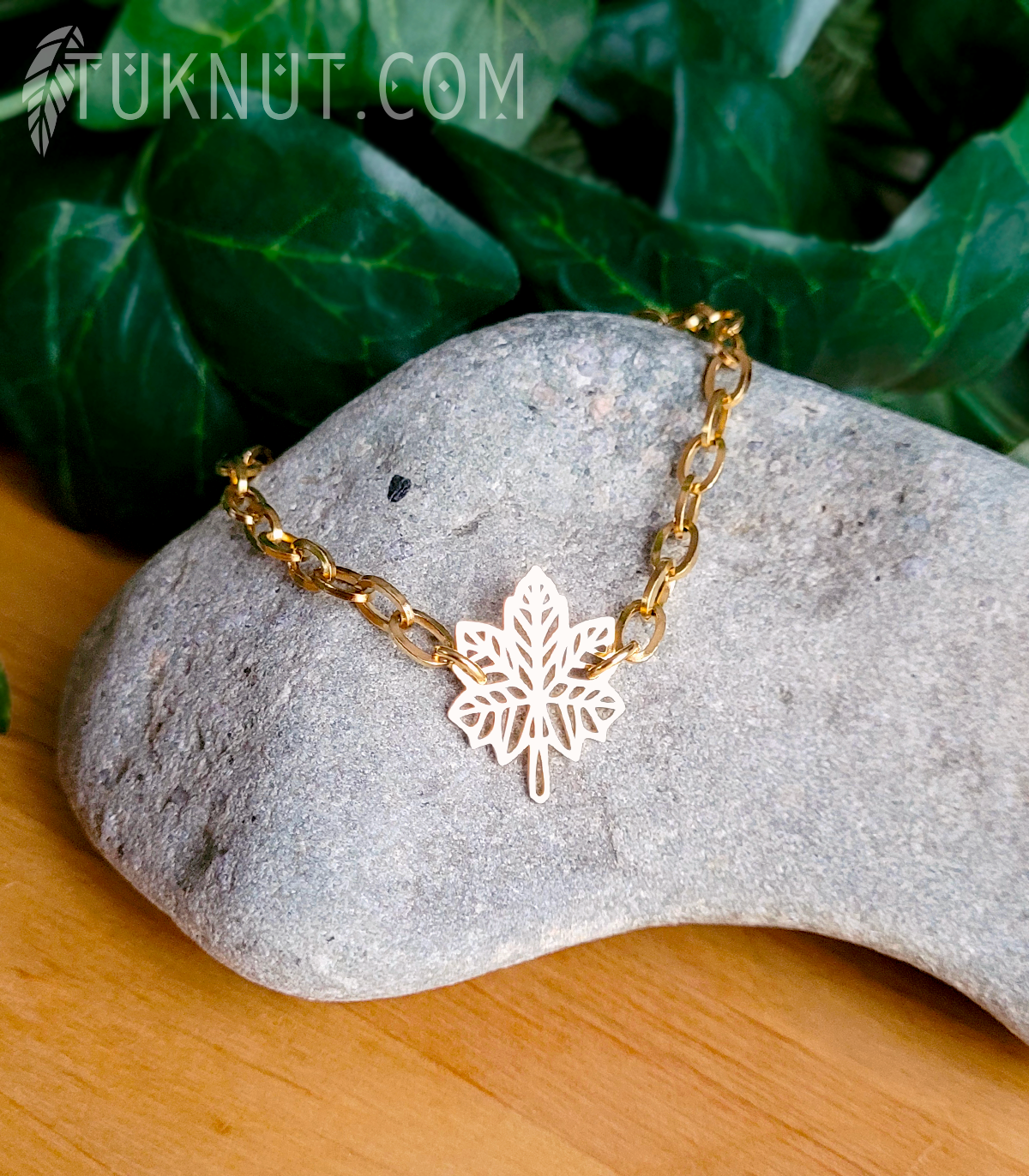 Bracelet d'inspiration autochtone avec breloques (Feuille d'érable) et (Feuille • au bout de la rallonge) en acier inoxydable (choix de couleurs : argent ou or) TUKNUT