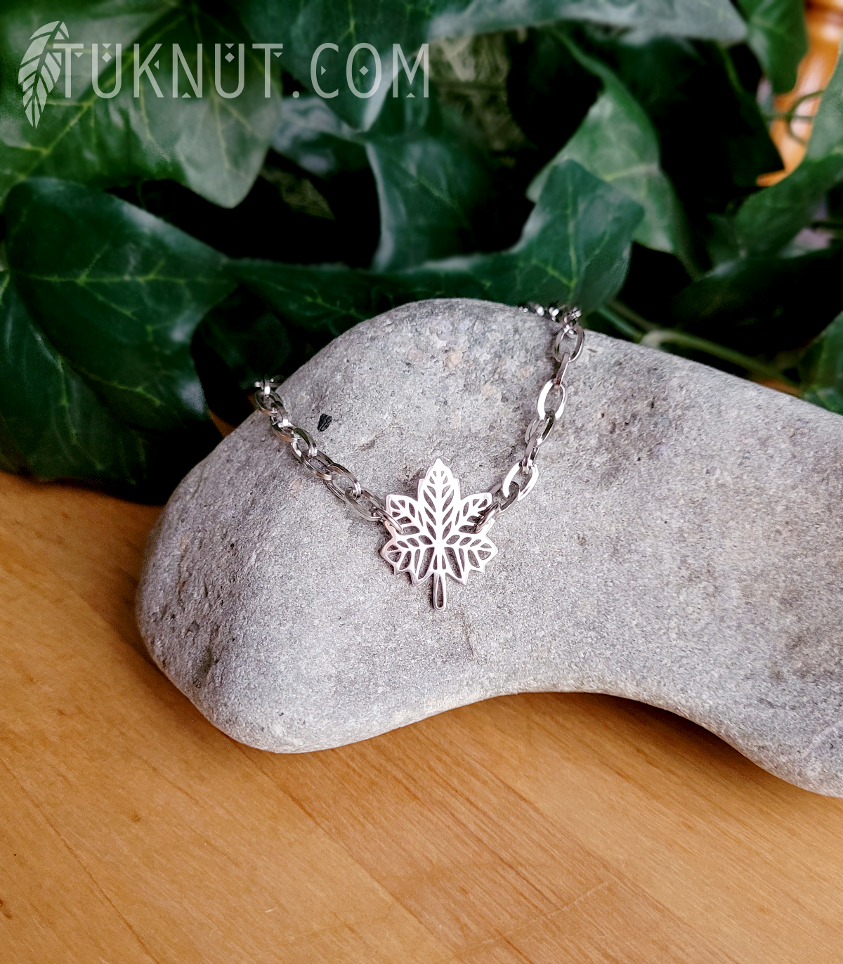 Bracelet d'inspiration autochtone avec breloques (Feuille d'érable) et (Feuille • au bout de la rallonge) en acier inoxydable (couleur : argent) TUKNUT