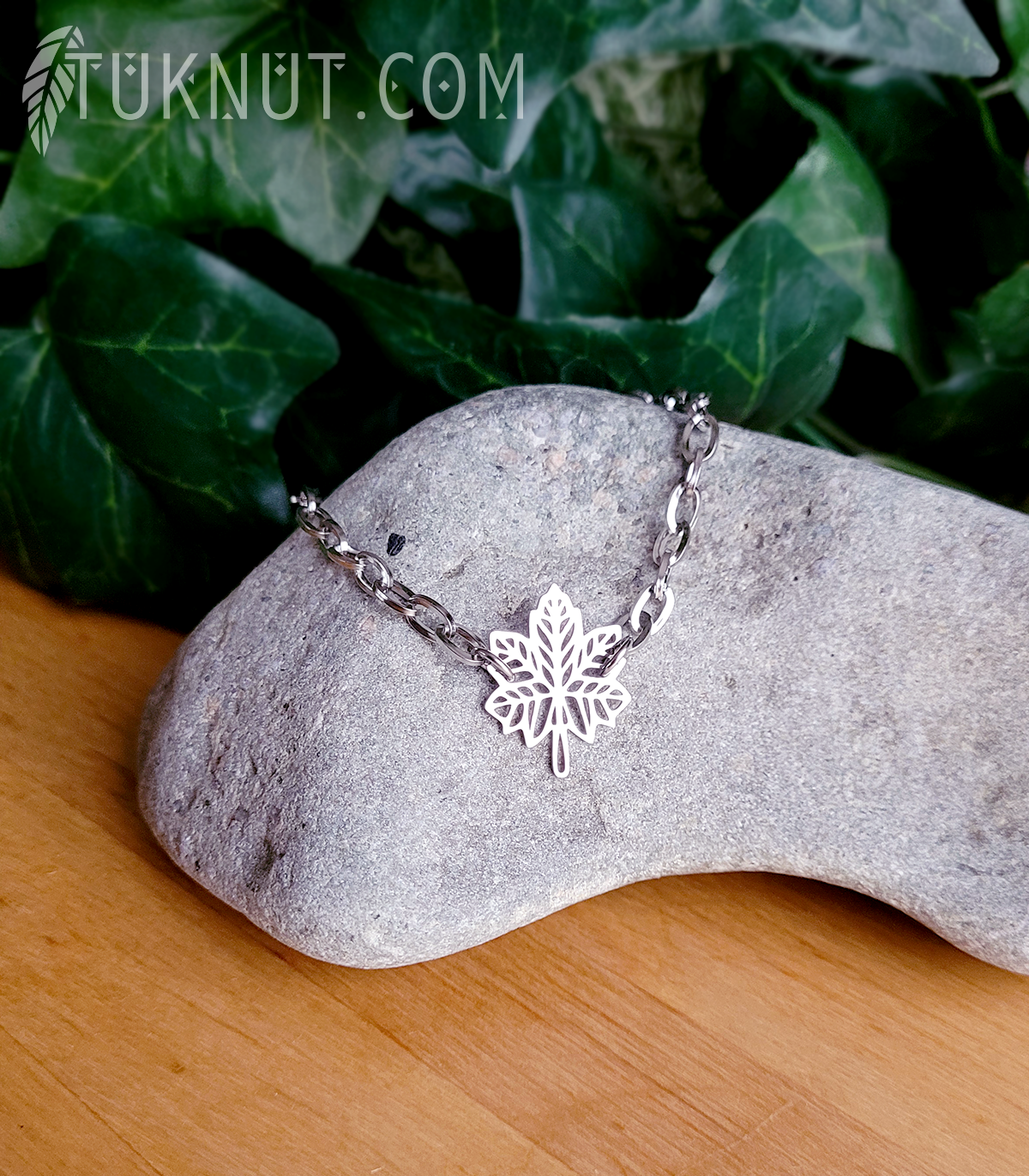 Bracelet d'inspiration autochtone avec breloques (Feuille d'érable) et (Feuille • au bout de la rallonge) en acier inoxydable (couleur : argent) TUKNUT