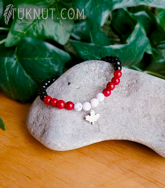 Bracelet extensible d'inspiration autochtone; avec turquoise, onyx, howlite et bille avec breloque (Feuille d'érable) en acier inoxydable (couleurs : rouge, noir, blanc et argent) TUKNUT