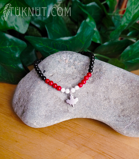 Bracelet extensible d'inspiration autochtone; avec turquoise, onyx, howlite et bille avec breloque (Feuille d'érable) en acier inoxydable (couleurs : rouge, noir, blanc et argent) TUKNUT