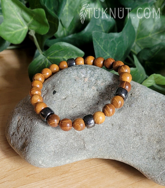 Bracelet extensible d'inspiration autochtone avec bois de santal et verre (couleurs : brun pâle et gris foncé) TUKNUT