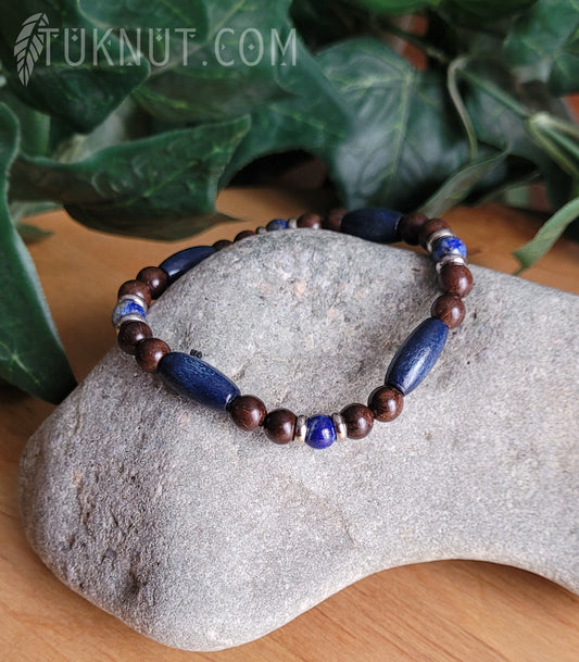 Bracelet extensible d'inspiration autochtone avec bois Mala, lapis lazuli et acier inoxydable (couleurs : brun foncé, bleu foncé et argent) TUKNUT