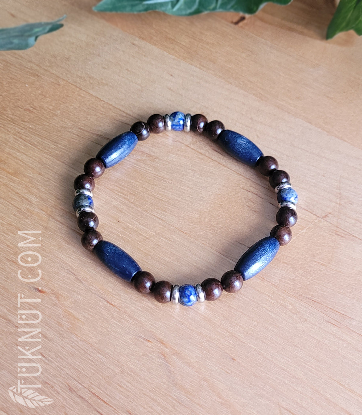 Bracelet extensible d'inspiration autochtone avec bois Mala, lapis lazuli et acier inoxydable (couleurs : brun foncé, bleu foncé et argent) TUKNUT