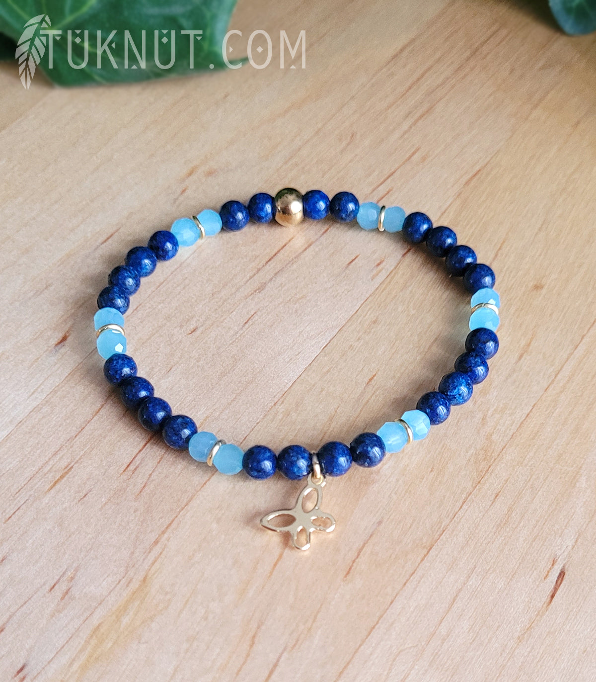 Bracelet extensible d'inspiration autochtone; avec jaspe et cristal (bleu) et avec breloque (papillon) en acier inoxydable (couleurs : bleu foncé, bleu ciel et or) TUKNUT