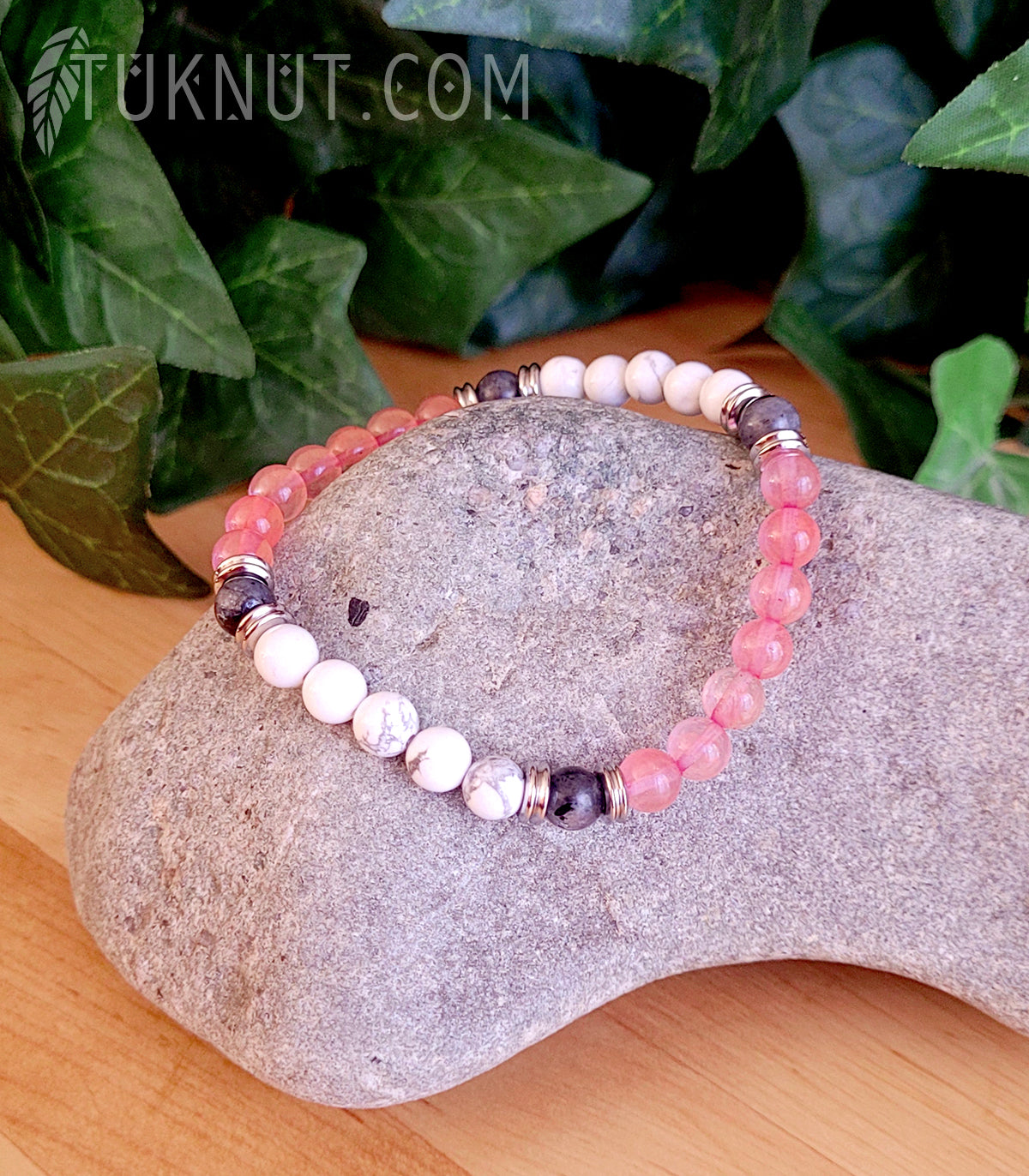 Bracelet extensible d'inspiration autochtone avec quartz cerise, howlite, labradorite et acier inoxydable (couleurs : rose foncé, blanc, gris foncé et argent) TUKNUT