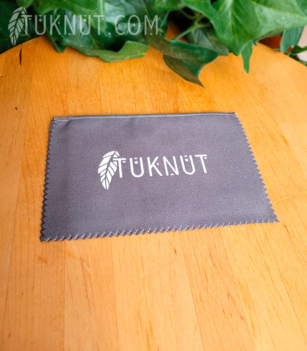 Chiffon / lingette pour nettoyer et polir les bijoux (couleur : tissu extérieur gris et tissu intérieur blanc). Nettoie aussi très bien les lunettes et les écrans! TUKNUT