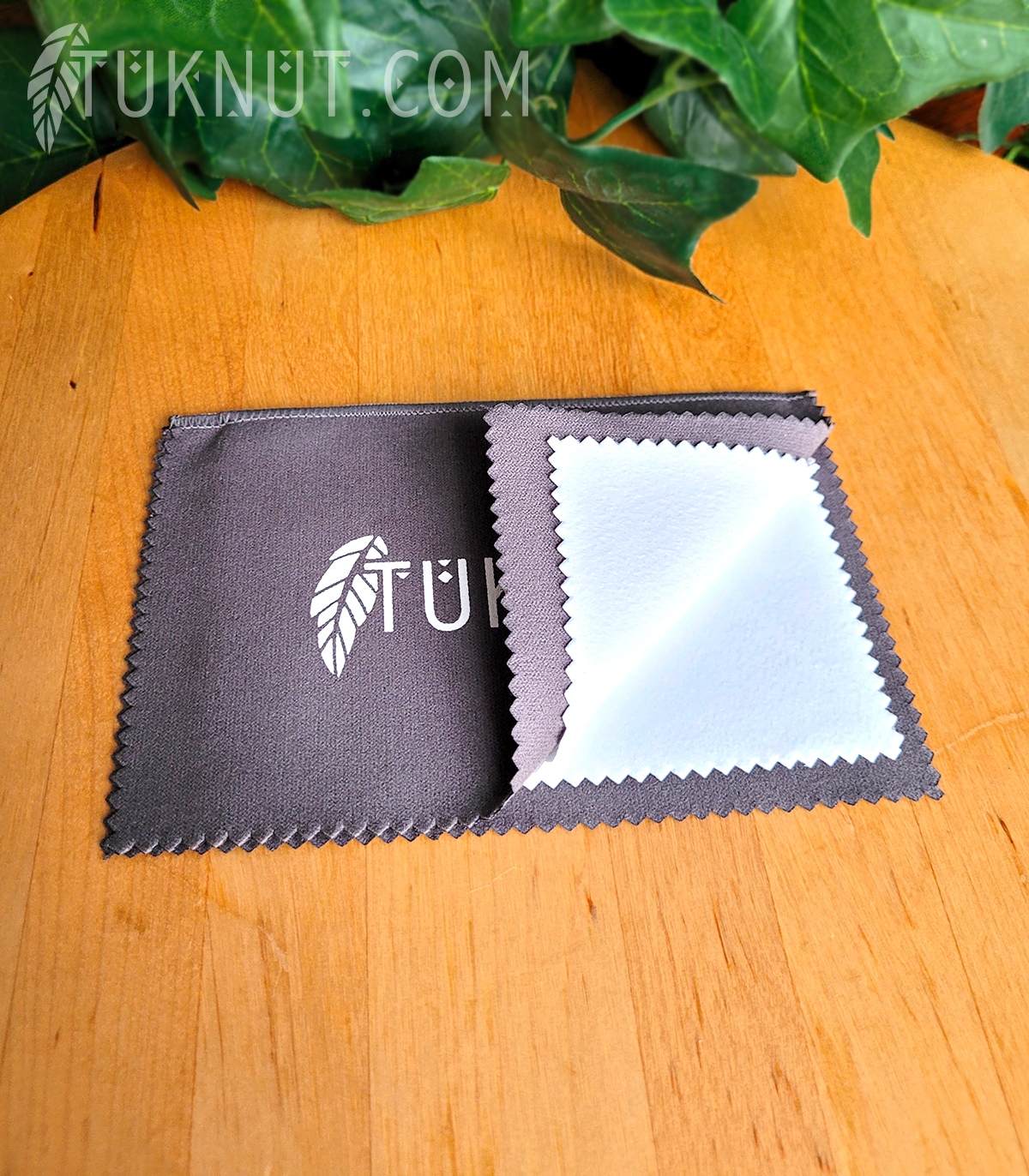 Chiffon / lingette pour nettoyer et polir les bijoux (couleur : tissu extérieur gris et tissu intérieur blanc). Nettoie aussi très bien les lunettes et les écrans! TUKNUT