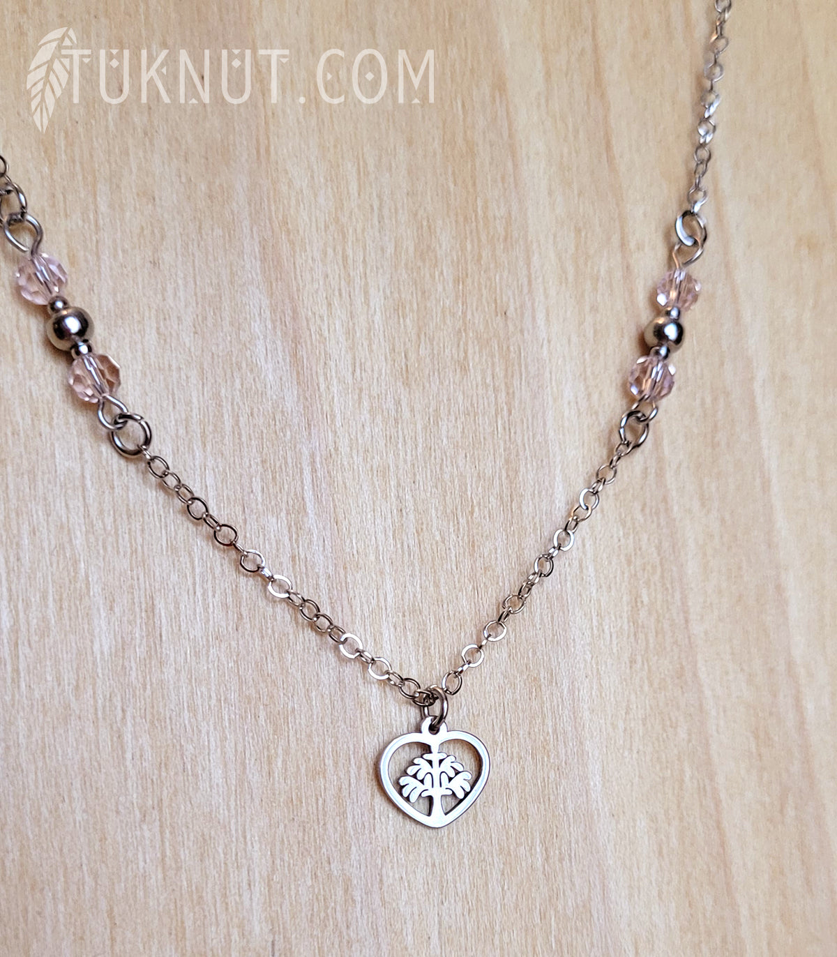Collier d'inspiration autochtone avec pendentif (arbre de vie dans un coeur argenté) en acier inoxydable avec cristal rose (couleurs : argent et rose) TUKNUT