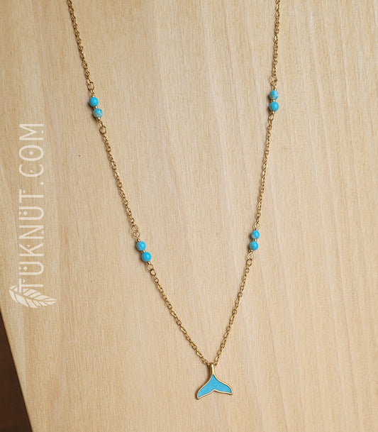 Collier d'inspiration autochtone avec pendentif (queue de baleine) en acier inoxydable avec turquoise (couleurs : bleu et or) TUKNUT