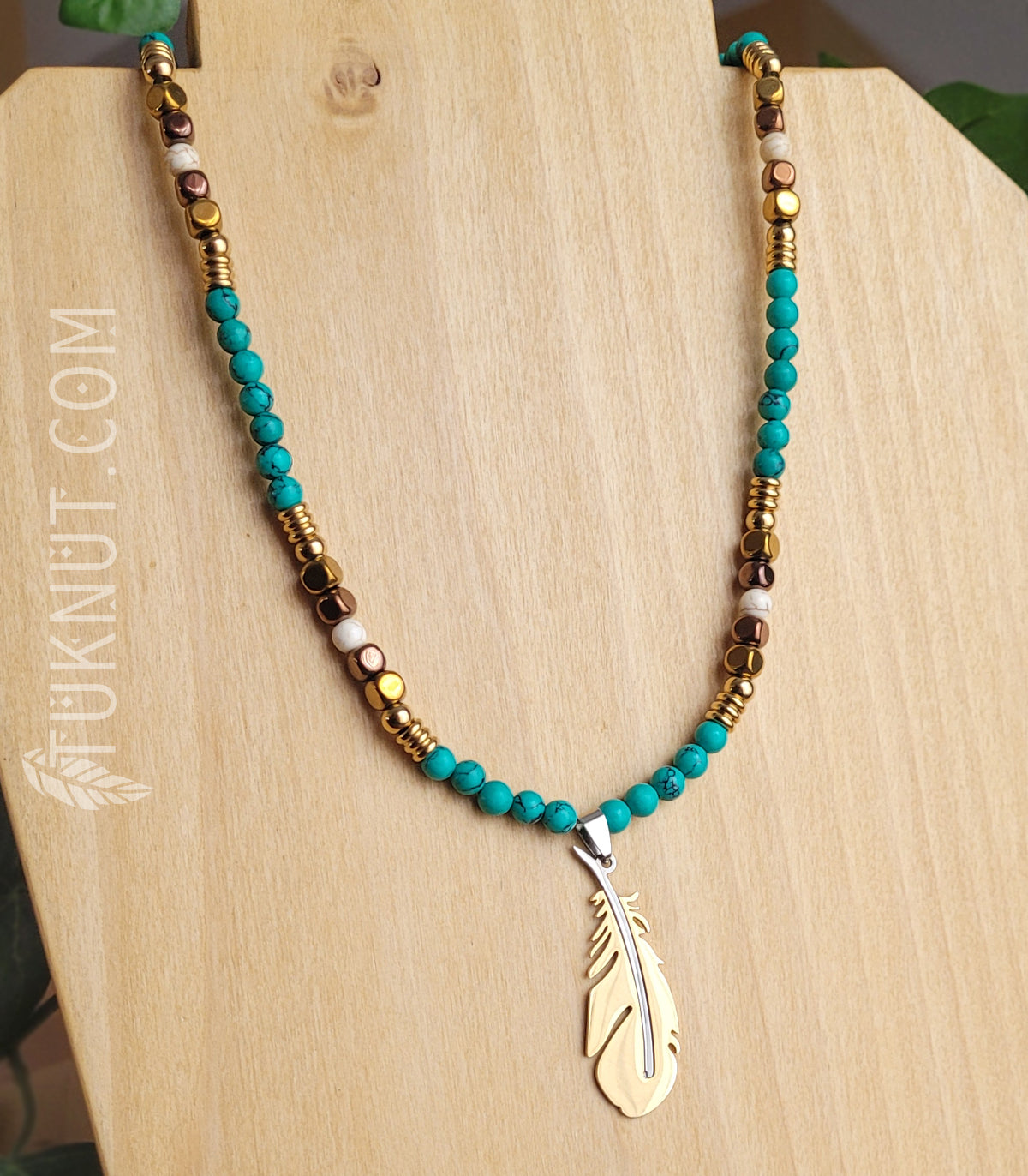 Collier d'inspiration autochtone (monté sur fil en acier inoxydable) avec turquoise, hématite et pendentif (plume) en acier inoxydable (couleurs : vert, beige, cuivre et or) TUKNUT