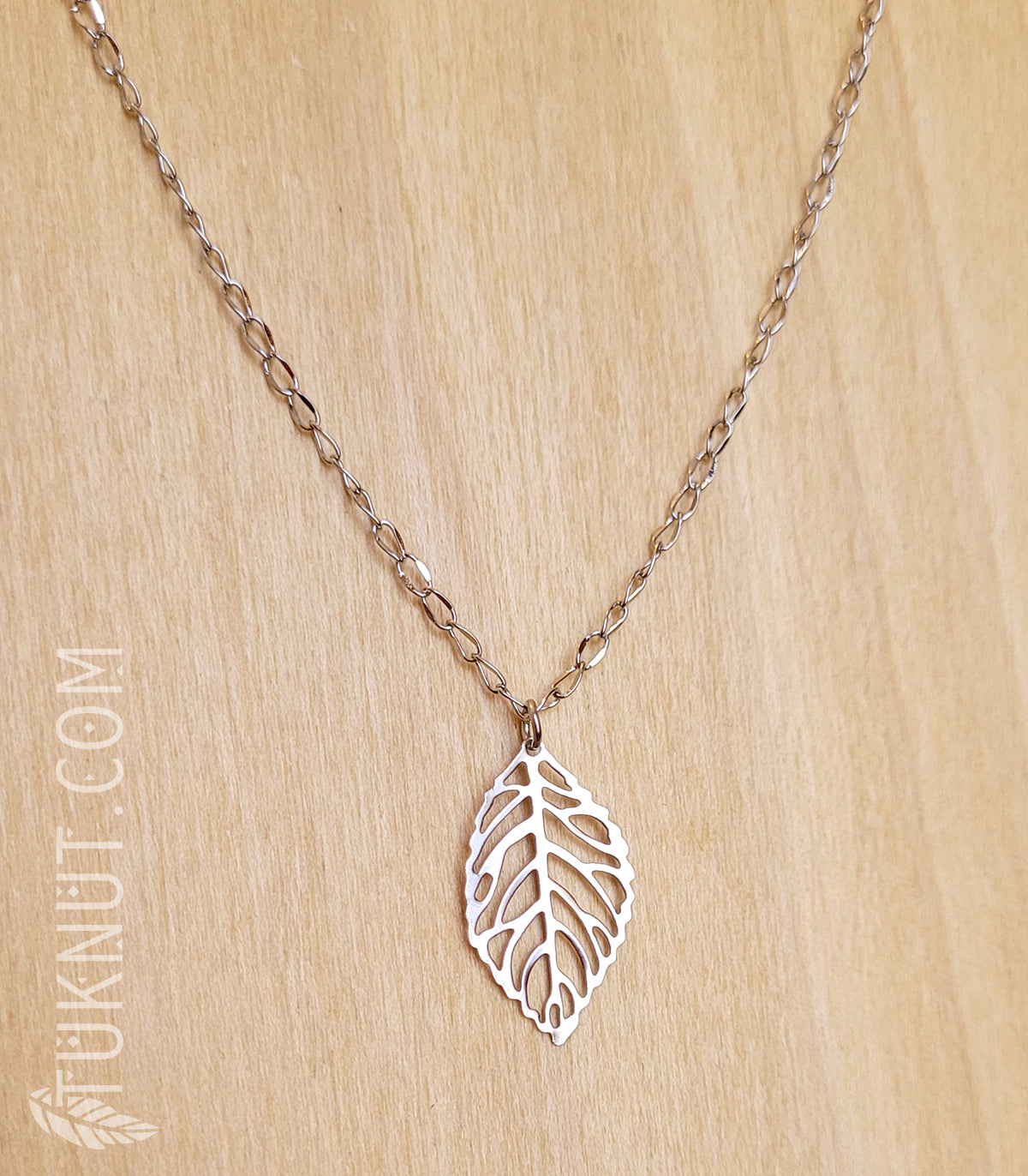 Collier d'inspiration autochtone avec pendentif (feuille) en acier inoxydable (couleur : argent) TUKNUT