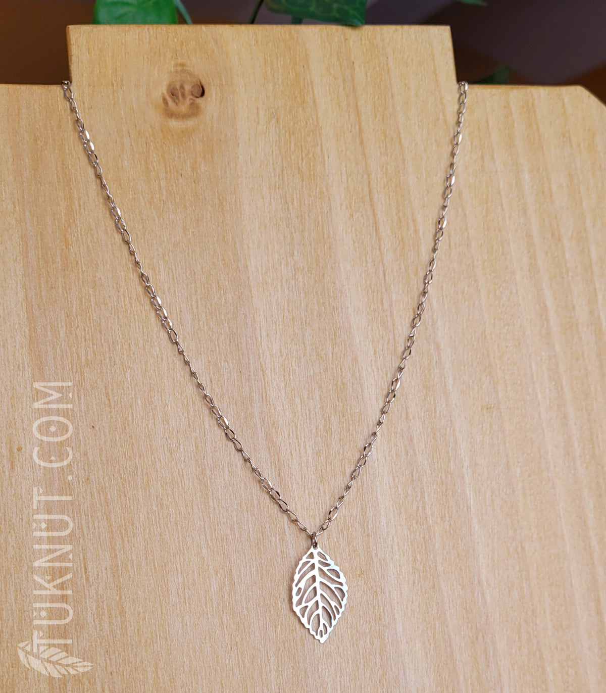 Collier d'inspiration autochtone avec pendentif (feuille) en acier inoxydable (couleur : argent) TUKNUT