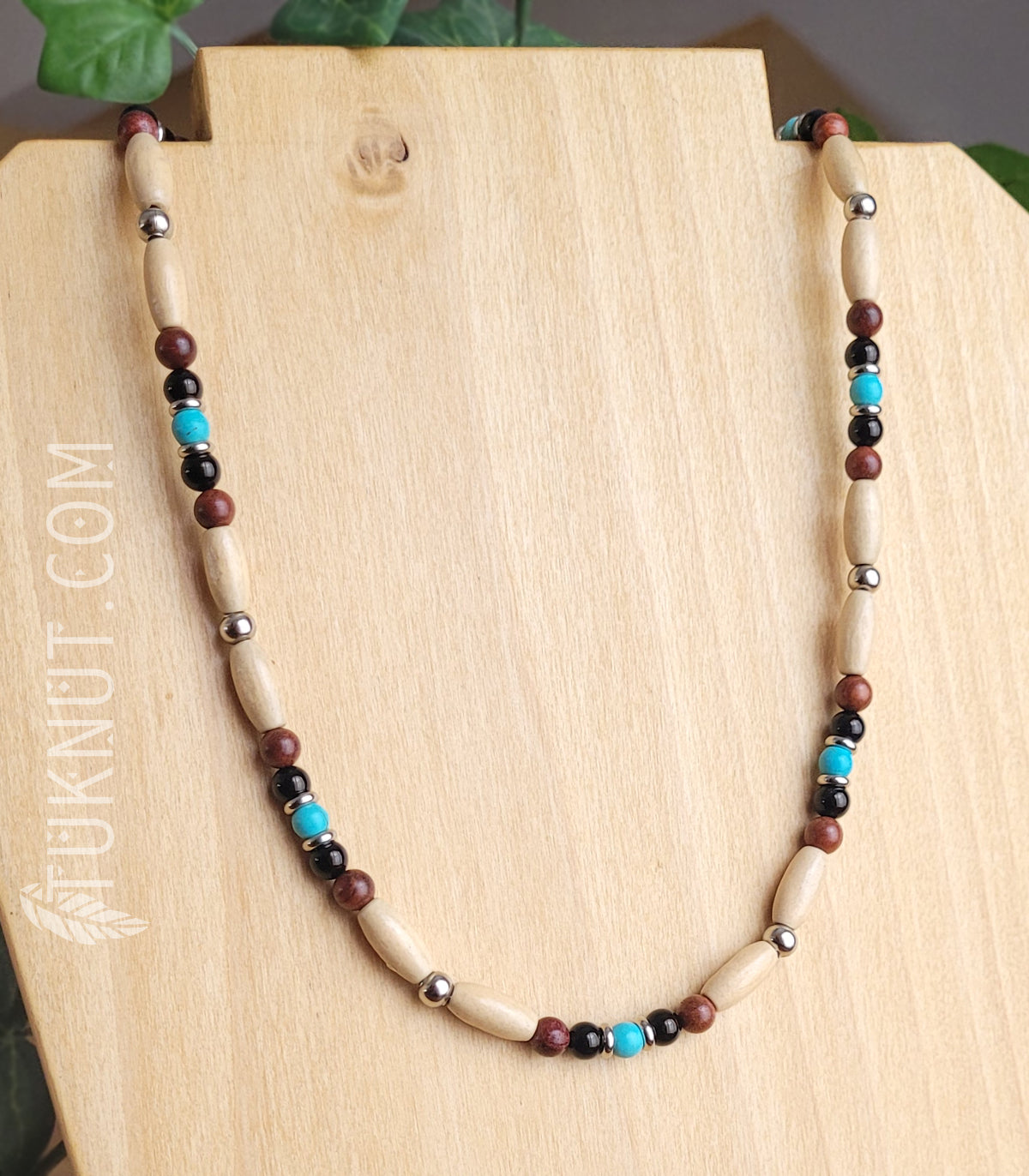 Collier d'inspiration autochtone (monté sur fil en acier inoxydable) avec bois, onyx, turquoise et acier inoxydable (couleurs : brun, beige, noir, turquoise et argent) TUKNUT