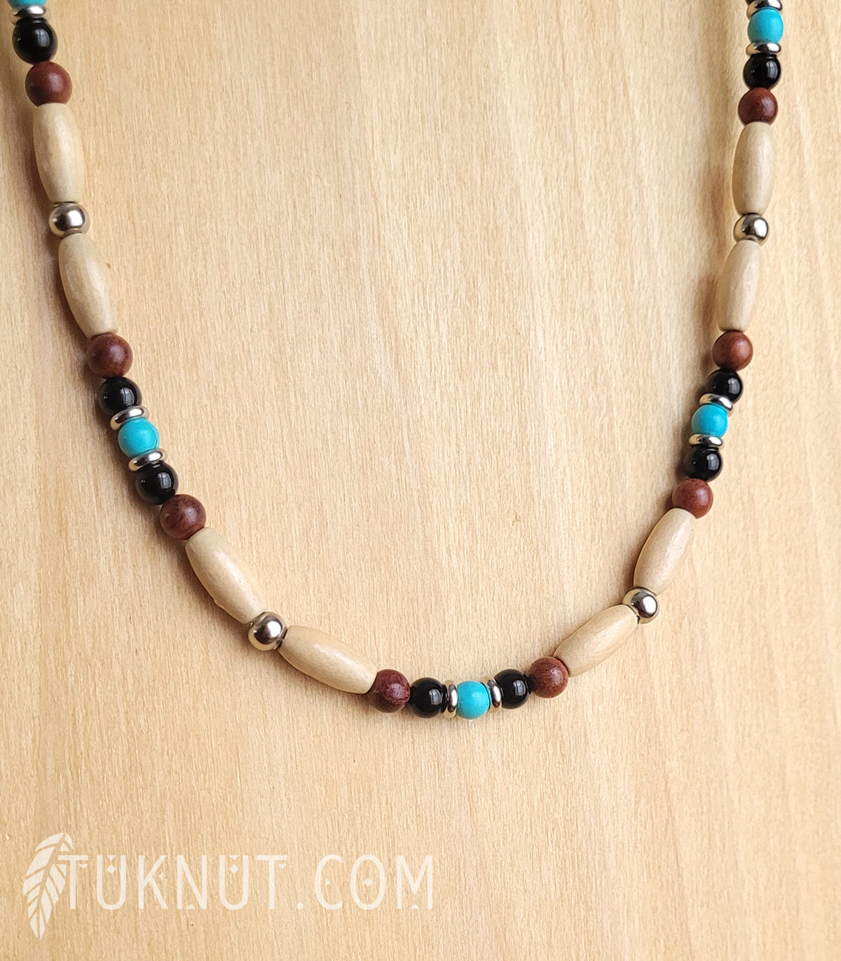 Collier d'inspiration autochtone (monté sur fil en acier inoxydable) avec bois, onyx, turquoise et acier inoxydable (couleurs : brun, beige, noir, turquoise et argent) TUKNUT