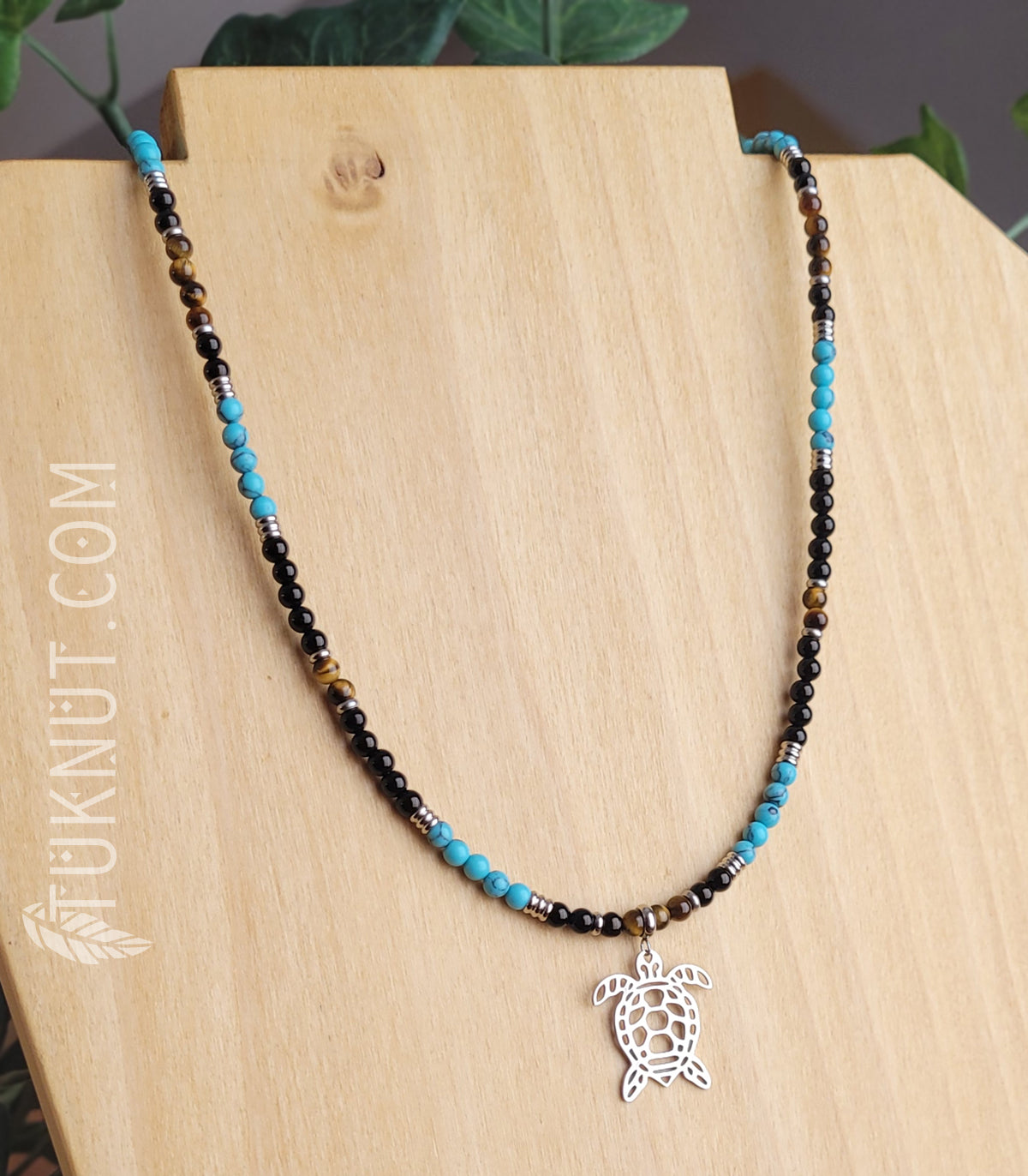 Collier d'inspiration autochtone (monté sur fil en acier inoxydable) avec turquoise, onyx et oeil de tigre, billes séparatrices et pendentif (tortue) en acier inoxydable (couleurs : noir, turquoise, brun et argent) TUKNUT