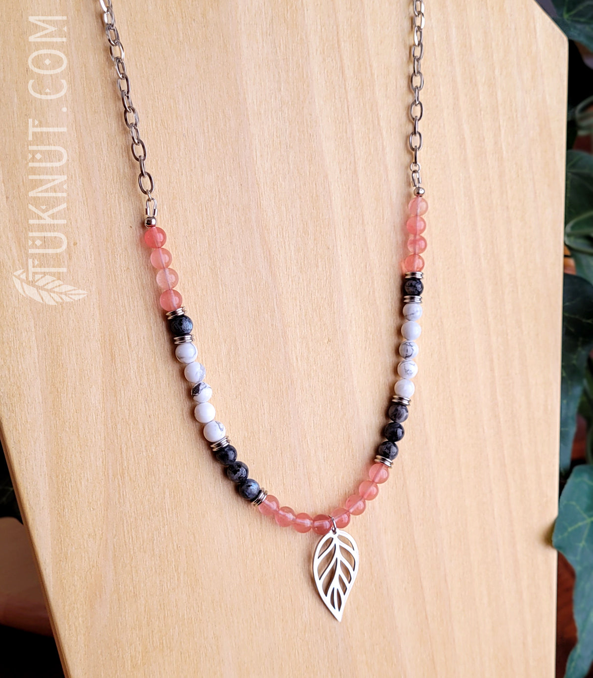 Collier d'inspiration autochtone avec quartz cerise, howlite, labradorite et pendentif (feuille) en acier inoxydable (couleurs : rose foncé, blanc, gris foncé et argent) TUKNUT