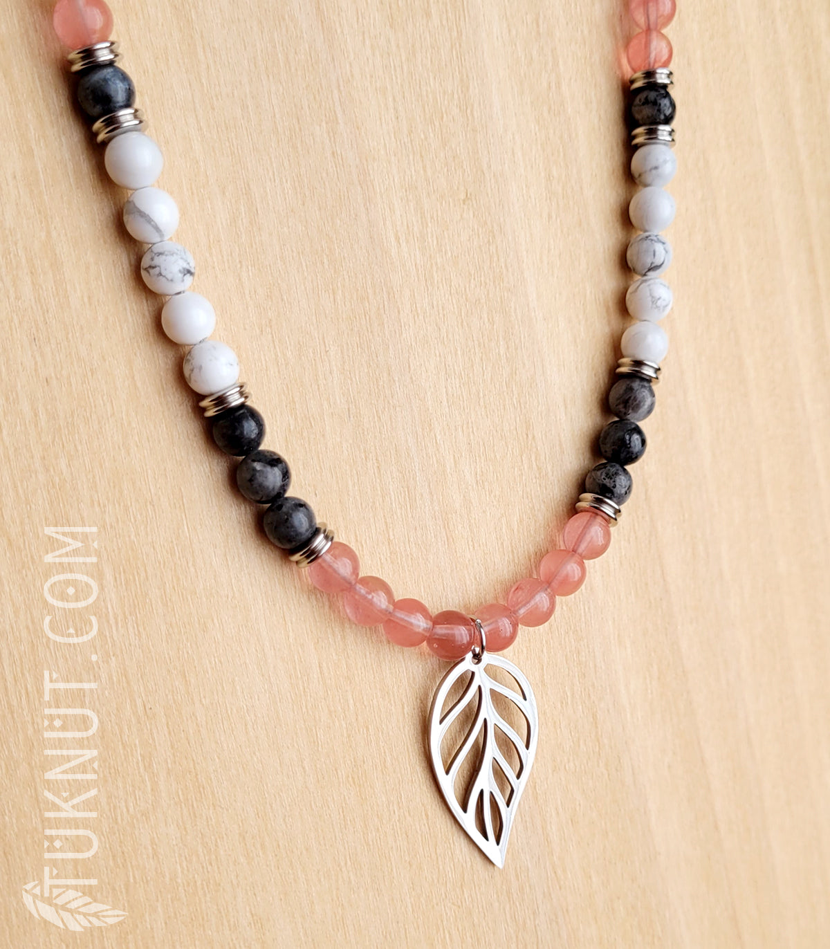 Collier d'inspiration autochtone avec quartz cerise, howlite, labradorite et pendentif (feuille) en acier inoxydable (couleurs : rose foncé, blanc, gris foncé et argent) TUKNUT