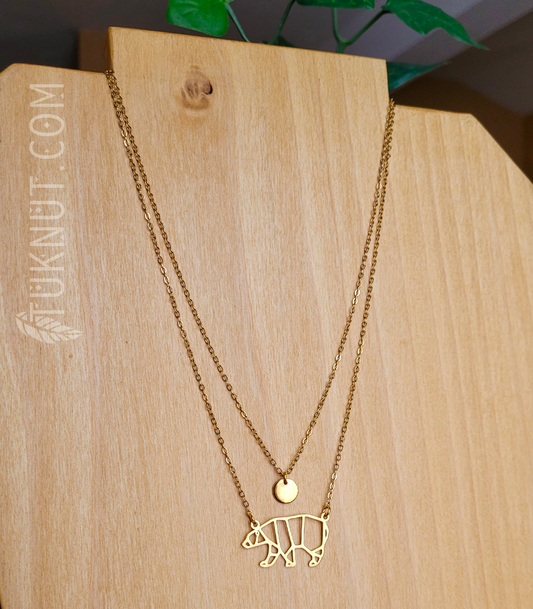 Collier (deux rangs de chaîne) d'inspiration autochtone avec 3 pendentifs (ours, lune et étoile) en acier inoxydable (couleur : or) TUKNUT