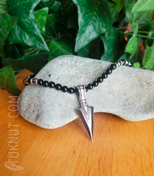Collier d'inspiration autochtone avec pendentif (pointe de flèche) en acier inoxydable avec onyx et hématite (couleurs : noir, argent et gris) TUKNUT