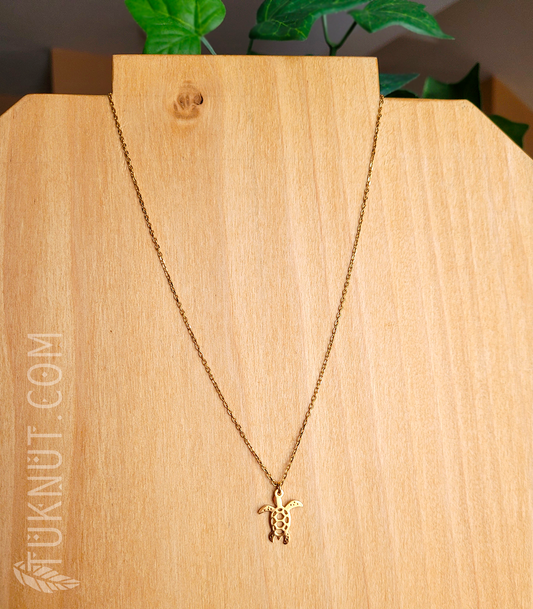 Collier d'inspiration autochtone avec pendentif (tortue) et breloque (coquillage • au bout de la rallonge) en acier inoxydable (couleur : or) TUKNUT