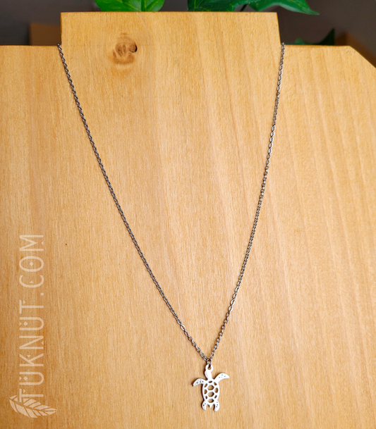 Collier d'inspiration autochtone avec pendentif (tortue) et breloque (coquillage • au bout de la rallonge) en acier inoxydable (couleur : argent) TUKNUT