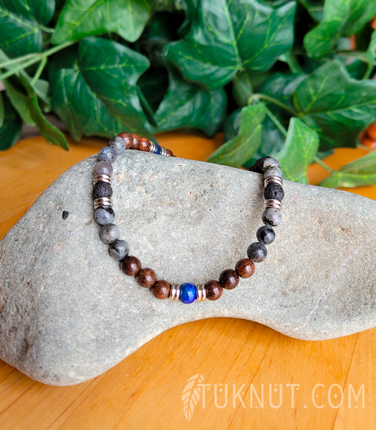 Collier d'inspiration autochtone; avec acier inoxydable, labradorite, lapis lazuli, pierre volcanique et bois (couleurs : gris, brun, bleu foncé, noir et argent) TUKNUT