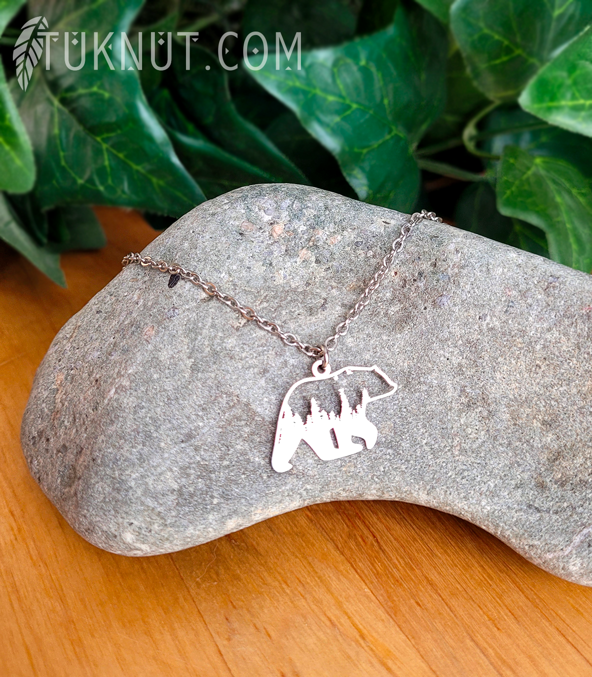 Collier d'inspiration autochtone avec pendentif (Ours avec à l'intérieur une Forêt) en acier inoxydable (couleur : argent) TUKNUT