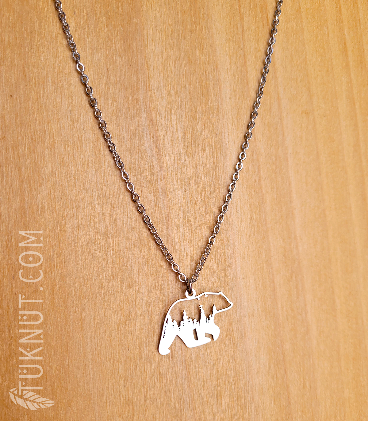 Collier d'inspiration autochtone avec pendentif (Ours avec à l'intérieur une Forêt) en acier inoxydable (couleur : argent) TUKNUT