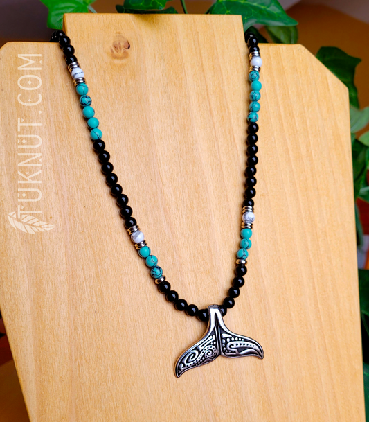 Collier d'inspiration autochtone avec pendentif (queue de baleine) en acier inoxydable avec onyx, turquoise et howlite (couleurs : noir, turquoise, blanc et argent) TUKNUT